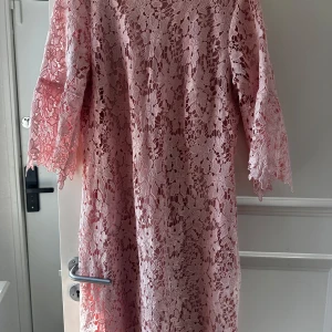 Rosa spetsklänning från STOCKH LM - Säljer en ljusrosa klänning från STOCKH LM i vacker spets med blommigt mönster. Klänningen har trekvartsärm och är helfodrad undertill. Perfekt för vårens och sommarens tillfällen.