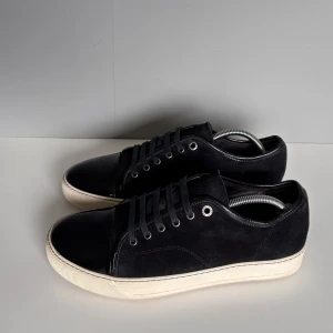 Lanvins  - Säljer ett par snygga lanvins i storlek UK9(EU43), cond 8,5/10 lite heeldrag men mockan i bra skick! Tillkommer endast skor!