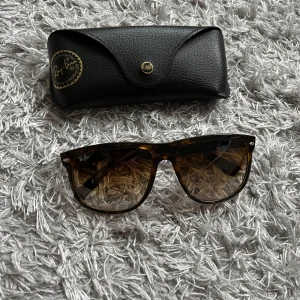 Ray-Ban Boyfriends  - Säljer ett par stilrena RB 4147 solbrillor! | Mycket fint skick! Har lossnat rayban logotyp på ena sidan av bågen varken påverkar användning eller märks av! | Storlek 60. | Kommer med svart fodral! | Ställ gärna frågor innan du köper!