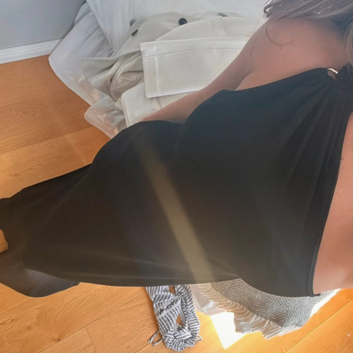 Svart oneshoulder långklänning från Mango