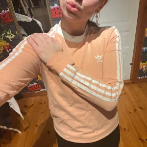 Persikofärgad långärmad Adidas  - Säljer då den ej används. Skönt material och fin! Sitter som en S men även M 