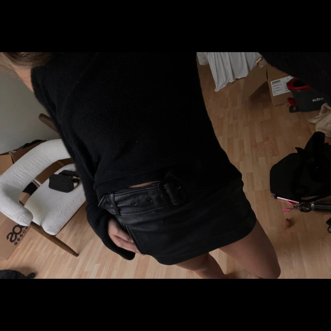 Svart skinnkjol med bälte - 1