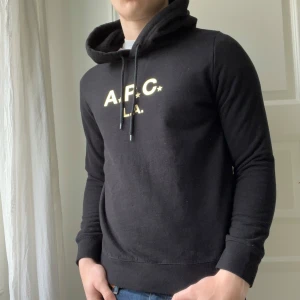 Apc hoodie - Svart Apc hoodie || Väldigt tight på mig som är 180, 72 kg. Rekommenderar för runt 173 || Kom med frågor 