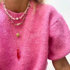Rosa stickad tröja med puffärm från Zara - Superfin rosa stickad tröja från Zara med korta puffärmar och rund halsringning. Tröjan har en mjuk och mysig känsla och ribbade muddar vid ärmslut och nederkant. Perfekt för att liva upp din garderob!🩷🩷