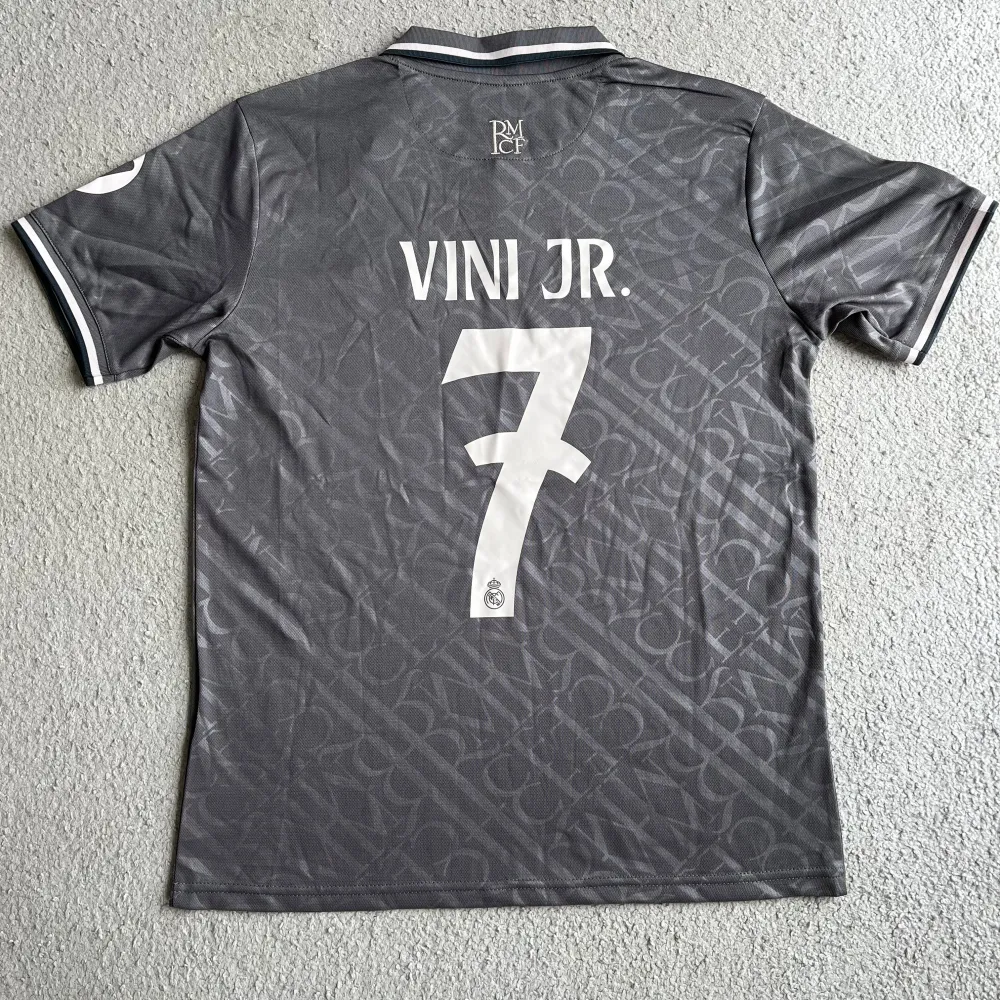 Tjena! Säljer nu min Real Madrid tröja. Skicket på tröjan är 9/10. Den är stolek S. Priset kan diskuteras👍. Vid fler frågor/bilder är det bara att höra av sig 👍👍. T-paidat.