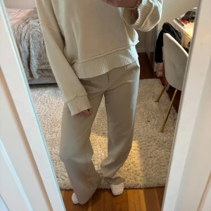 Beigea kostymbyxor från IT'S MAY - Snygga, baggie kostymbyxor från IT'S MAY med raka ben. Unika men passar till mycket😍använda fåtal gånger 