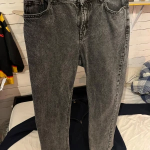 Grå jeansbyxor - Snygga grå jeansbyxor från Grut med en klassisk design. De har en dragkedja och knappar framtill. Perfekta för en avslappnad stil. Storlek 27 som är XS-S