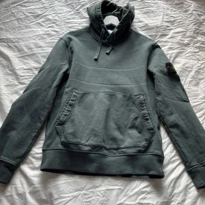 Stone Island hoodie - Säljer denna riktigt snygga stone island hoodie då den inte passar längre