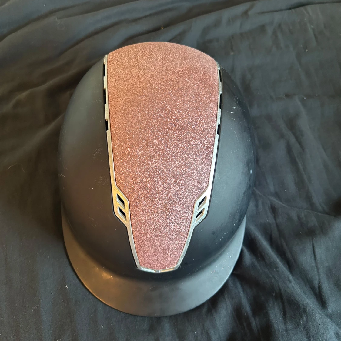 Svart ridhjälm med glittrig detalj jacson ( gammal designe)