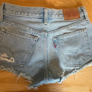 Ljusblå jeansshorts från Levi's - Säljer ett par ljusa jeansshorts från Levi's med slitna detaljer perfekta till sommaren. Säljer pga lite för små för mig.💗