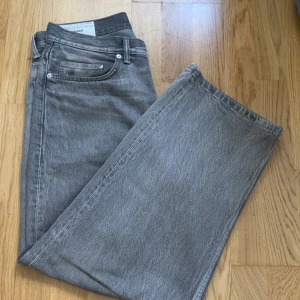 H&M Baggy Grey Jeans - Vanliga gråa baggy jeans från H&M inte använt så mycket eftersom dem var lite för stora för mig. Storleken är 31 waist 30 Lenght men jeansen är rätt stora. 