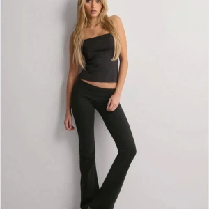 Svarta utsvängda byxor med låg midja - Snygga svarta byxor med låg midja och bootcut-stil. Perfekta för en trendig look, dessa byxor är både bekväma och stilrena. Byxorna har ett litet litet hål längst ner på ena benet men absolut inget som syns, det är bara att du syr pytte lite så får du byxorna som nya!❤️😻 de är i storlek xxs, köpte för 299kr och säljer för 75kr. Pris kan diskuteras så tveka inte till att lägga ett prisförslag, går med på det mesta, gå gärna in och kika på min sida!🥰