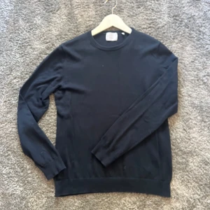 Svart tröja från Bläck - Säljer en stilren svart tröja från Bläck. Tröjan har långa ärmar och en klassisk rund halsringning. Perfekt för en minimalistisk look .     Storlek m och passar dig som är runt 175-185 MVH