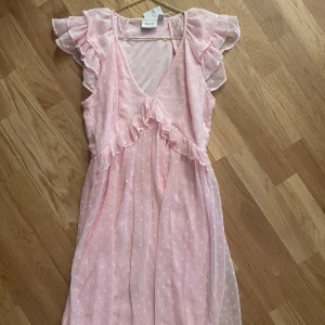 Volang klänning - Ny klännig från vila i rosa med massa volanger! Perfekt till sommaren💘💘💘💘