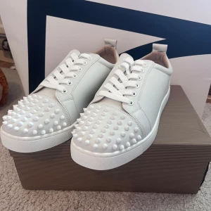 Vita  Christian Louboutin - Säljer nu mina vita Christian Louboutin som är storlek 42. Man får med lådan och 3 extra spikar. Måste bli av med dessa snabbt
