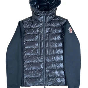 Moncler grenoble  - Moncler grenoble cardigan. Storlek Xl. Skick 9/10 mini pinehole. Pris 3890. Finns att köpa på Fashionels.com
