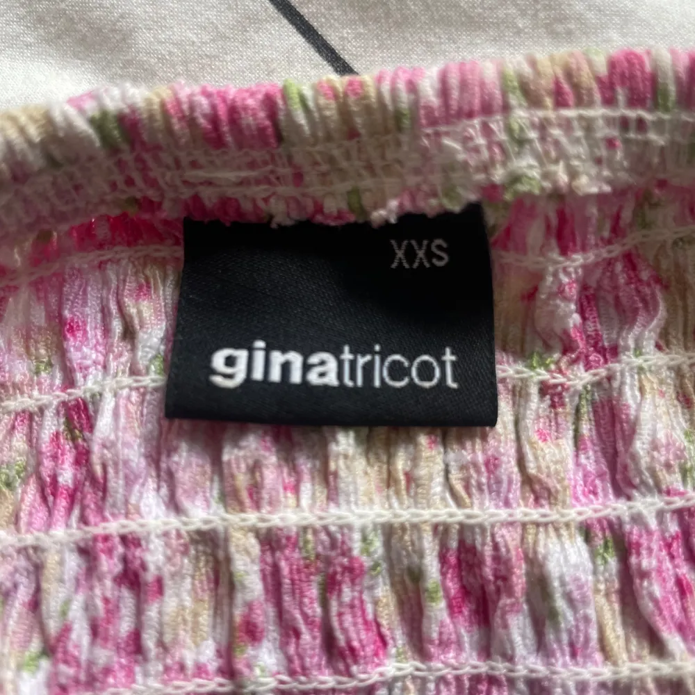 Säljer denna snygga rosa sommar kjol. Kjolen är i storlek xxs, från Gina tricot. Den fungerar även som en topp! Den är i mycket bra skick🥰skicka privat för att se hur den ser ut på.. Hameet.