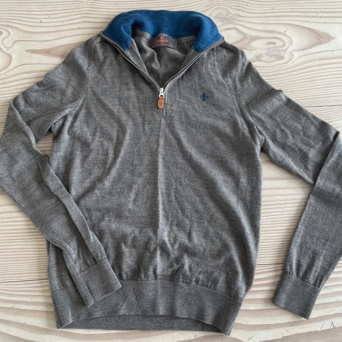 Grå stickad tröja med halv dragkedja från Morris