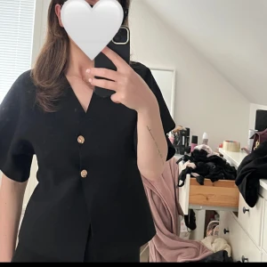 Svart blus ifrån Zara  - Säljer denna fina blus som blev slutsåld direkt ifrån Zara. Den är helt oanvänd med prislapp då den var lite stor på mig (strlk M) bara att skriva för mer info🌸