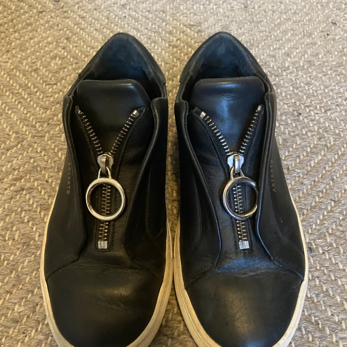 Svarta sneakers från Axel Arigato med dragkedja - 1