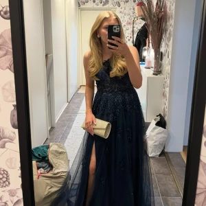Mörkblå långklänning med paljetter och oneshoulder - Säljer nu min jätte fina balklänning från förra året 😍balklänningen är en one shoulder med tyll och paljetter 🤩🤩klänningen är köpt på JJ,s house för cirka 1 700 kr ❤️Hoppas någon annan lycklig tjej får användning av den! 😊kommer inte ihåg storleken och det finns ingen lapp där det står men ungefär xs/s😁(jag är 166 lång för referens) ❤️