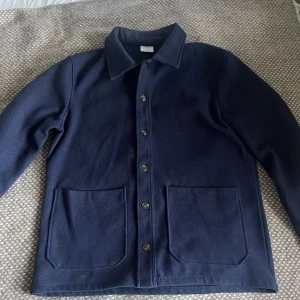 Mango Overshirt Marinblå Navy  - Riktigt snygg Overshirt från Mango som passar perfekt till våren/sommaren!☀️ Storlek: M (bra passform) || Mycket fint skick 