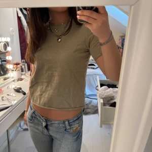Topp från zara - Såå snygg topp från zara med en ”avklippt” look, köptes nyligen men endast använd ett fåtal gånger!🥰💕