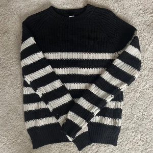 Randig tröja - Super gosig stickad tröja från Lindex🤍Nästan aldrig använd, är i strl 170 men passar S/M🩷(Säljer för högst 50 kr då jag vill bli av med allt)