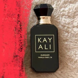 Kayali Oudgasm Vanilla Oud | 36 - Upptäck Kayali Oudgasm Vanilla Oud | 36, en lyxig parfym med en djup och sensuell doftprofil. Toppnoter av saffran, praline och päron, följt av en hjärtnot av bulgarisk ros. Basnoterna består av vaniljsocker, oud, vit mysk och ekmossa. Perfekt för den som älskar en söt och kryddig doft med inslag av trä och mysk. 10 ml, enbart testad.