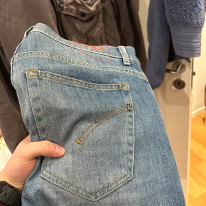 Dondup jeans - Säljer ett par klassiska blå jeans från dondup. De har en normal passform och är tillverkade i slitstarkt denim. Perfekta för en avslappnad stil. Skick 10/10