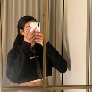 Grå croppad hoodie från Gymshark STYCKPRIS - Säljer en snygg grå croppad hoodie från Gymshark. Perfekt för träning eller en avslappnad dag. Hoodien har långa ärmar och en justerbar huva med dragsko. Skön och stilren design!