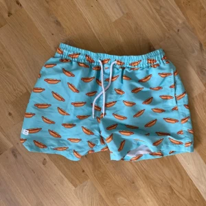 Short badshorts strl s  - Shorts strl s fint skick använda ngn gång  ljusblå från biltema . Tryck med korv med bröd 