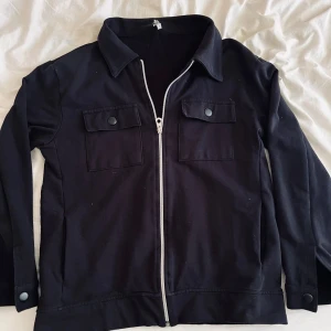 Overshirt  - Säljer en svart overshirt Blue Effect riktigt stilren och snygg perfekt till hösten🍁storlek XS 