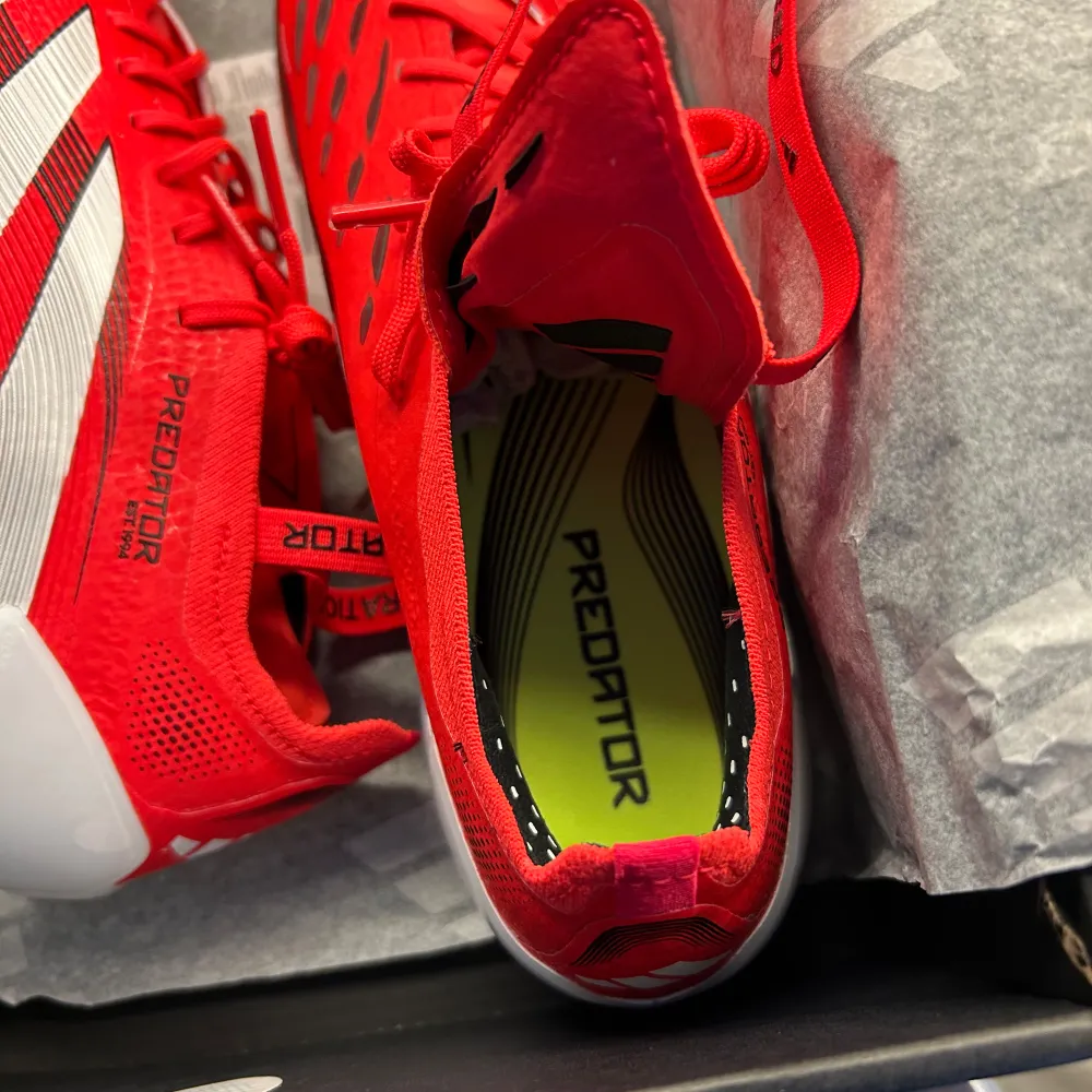 Säljer ett par helt nya Adidas Predator Elite FG i storlek 40 2/3. Box och påser medföljer . Kengät.