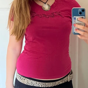 Rosa t-shirt med broderad text - Säljer en snygg rosa t-shirt med broderad text 'Peak' på framsidan. Skriv vid frågor!🤗😜
