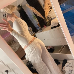 Vita linnebyxor - Säljer ett par bekväma vita linnebyxor med elastisk midja. Perfekta för en avslappnad stil och sköna att bära under varmare dagar.