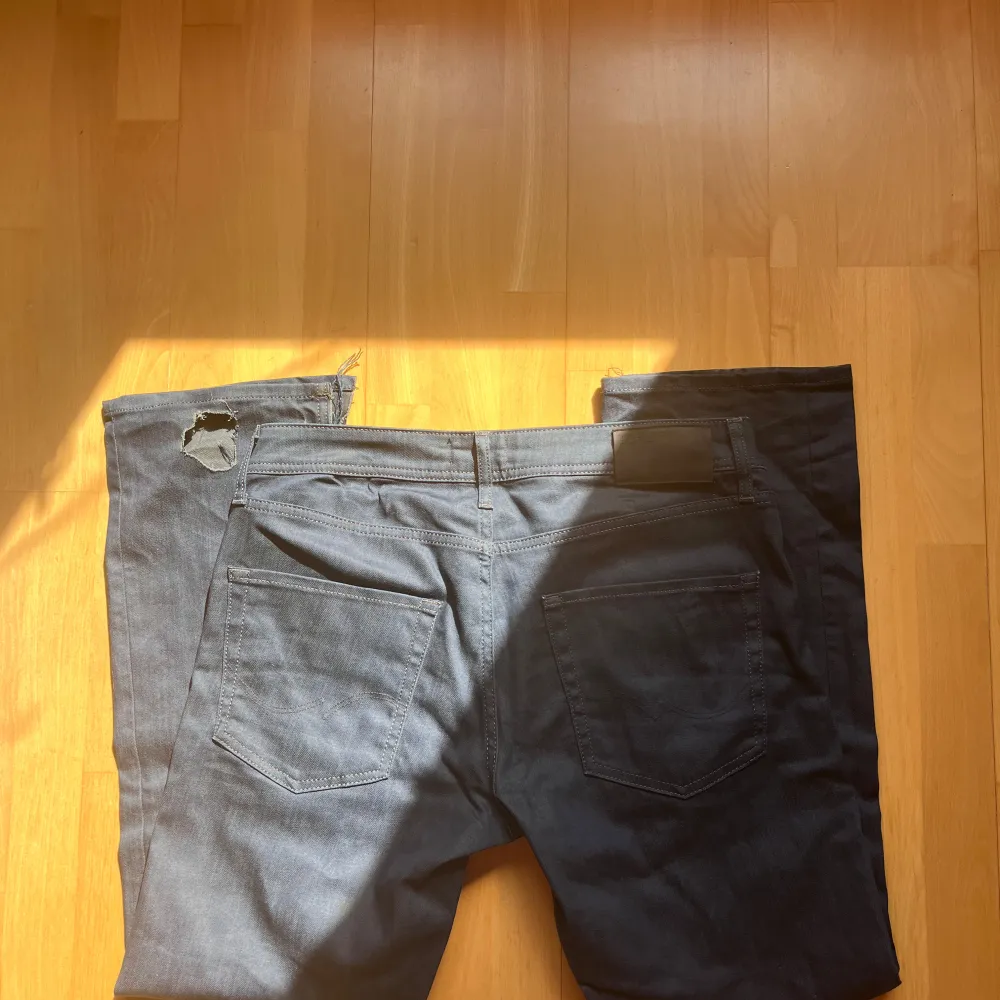 Mörkblå jeans med slitningar/hål. Obs! Vet inte ifall hålen är del av designen eller om det är slitningar. Hör av dig vid fler frågor!💕. Farkut & Housut.