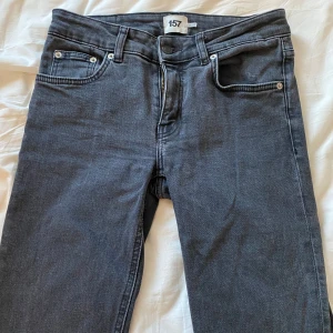 Grå/svarta jeans från 157 - Snygga grå/svarta jeans från 157, det är deras low boot jeans och är i storlek S, säljer för att dom blivit för små, det är lite slitningar längst ner då jag råkat trampa på dom eftersom att de är för långa men det syns knappt när jeansen är på!