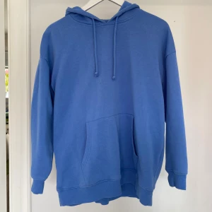 Blå hoodie  - Säljer en blå hoodie från Pieces! Bra skick och pris kan diskuteras😊