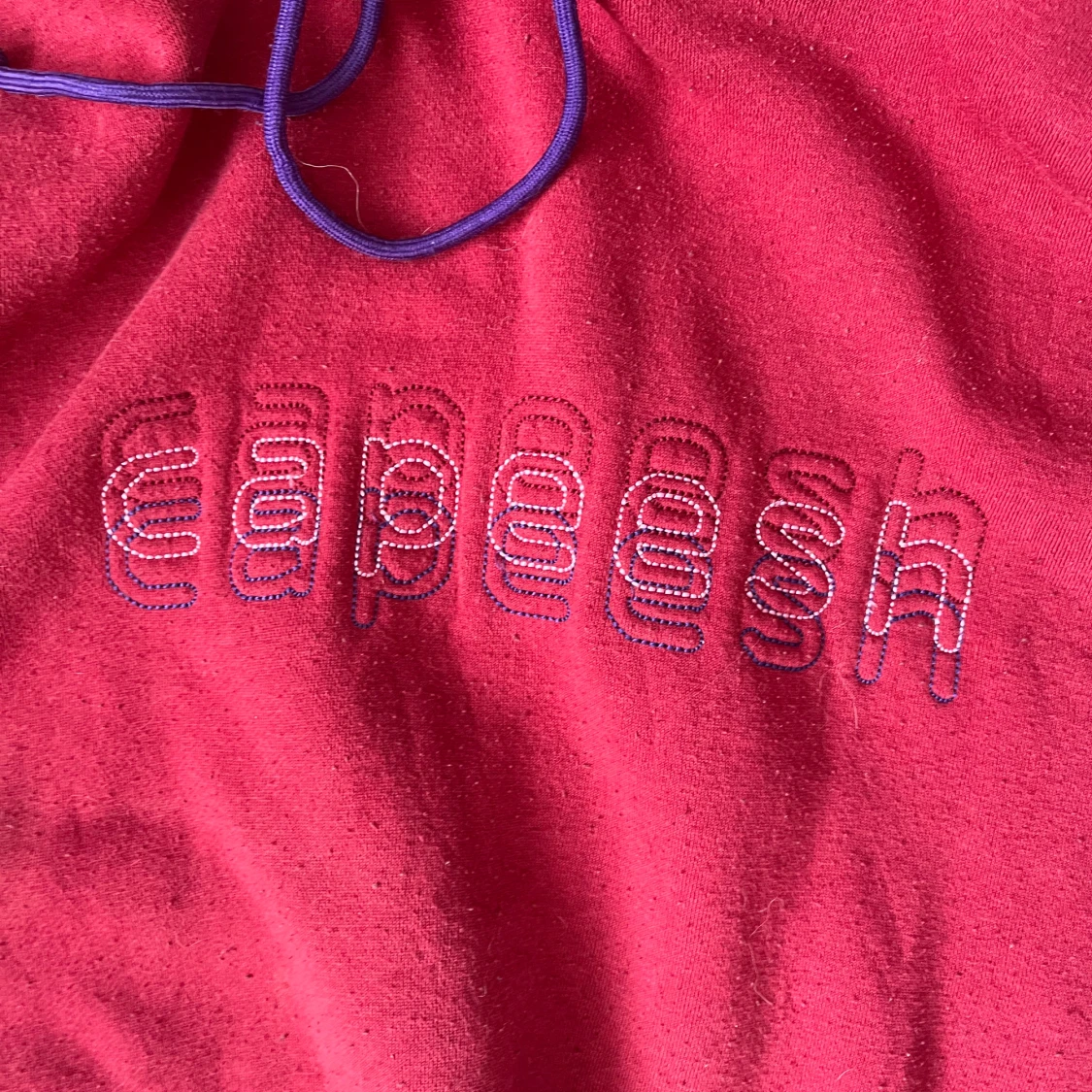 Röd hoodie från Capeesh - 2