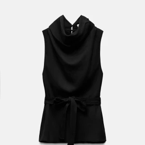 Svart, draperad,  ärmlös topp med knytband - Draperad topp med knytband från Zara, aldrig använd. 