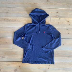Ralph Lauren Hoodie - Tunn Ralph Lauren Hoodie i strl S men passar även M. Har ett litet hål vid nacken annars är den i bra skick. Hör av er vid frågor och funderingar!