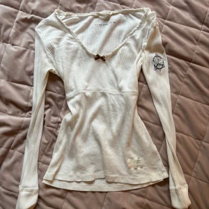 Vit odd molly tröja - Säljer en vit odd molly tröja i storlek S. Inga defekter och skriv för fler bilder🥰