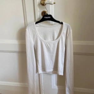 Vit ribbad långärmad topp från shein  - Säljer en stilren vit ribbad topp från shein. Den har en rund halsringning och långa ärmar, perfekt för en enkel och snygg look. Passar bra till både jeans och kjol. Perfekt för vår och sommar!