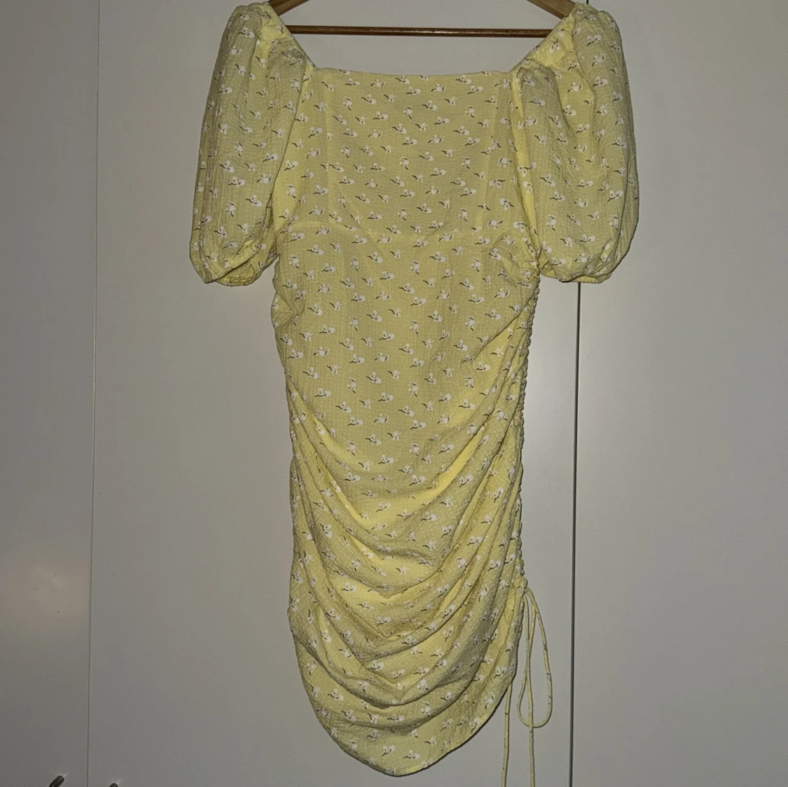 Gul blommig klänning från ADOORE - 2