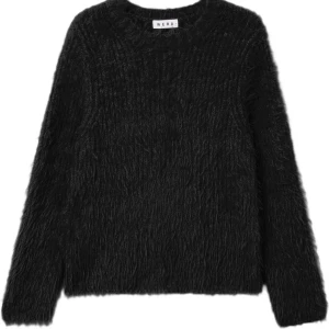 Svart lurvig tröja - Säljer denna lurviga oversized stickad tröja! Jättemysig och trendig, perfekt för kyligare väder. Kan defenitivt skicka fler bilder om det behövs❤️ Använd fåtal gånger, nypris 700kr