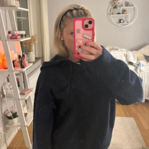 Mörkblå stickad hoodie - Säljer en så mysig mörkblå hoodie i bra skick. Perfekt för hösten och vintern. ☃️💘💘💘Inga defekter!!