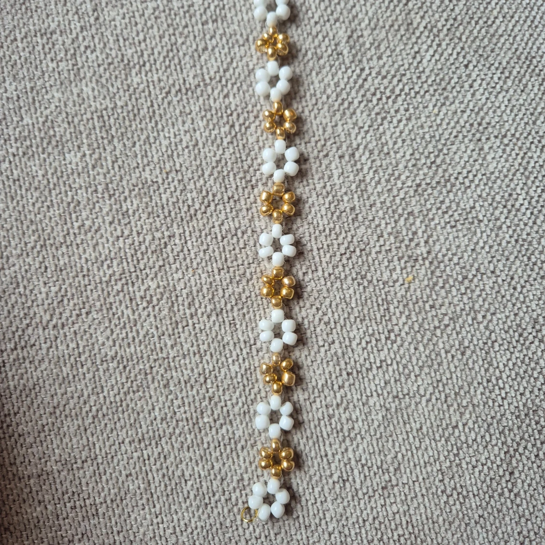 Pärlarmband med blommor i vitt och guld - 2