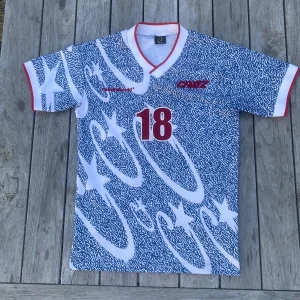 Corteiz jersey - Corteiz jersey i bra skick, helt ny. Har inga fläckar vad jag kan se. Storlek s. Perfekt till sommaren.