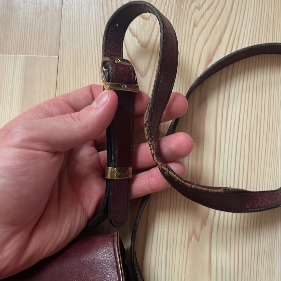 Vinröd axelväska från Etienne Aigner - 4